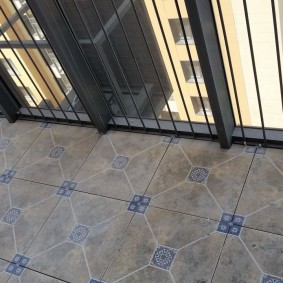 Плитка квадратной формы на полу балкона