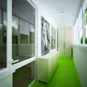 Зеленый пол в интерьере балкона