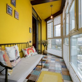 Желтые стены на панорамном балконе