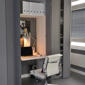 Серый шкаф со встроенным рабочим столом
