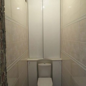 Дизайн туалете с бежевой плиткой