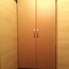 Подвесной шкаф за унитазом в санузле