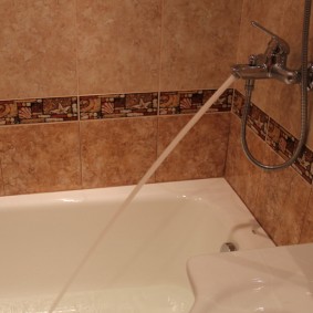 Декор ванной комнаты керамической плиткой