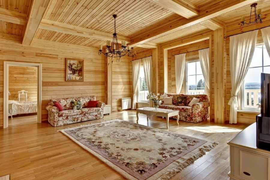 Ковер в интерьере гостиной деревянного дома