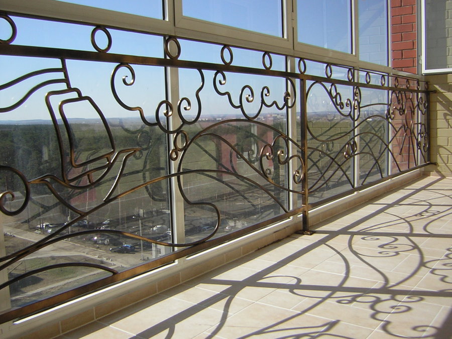 Кованные перила на лоджии с окнами французского типа