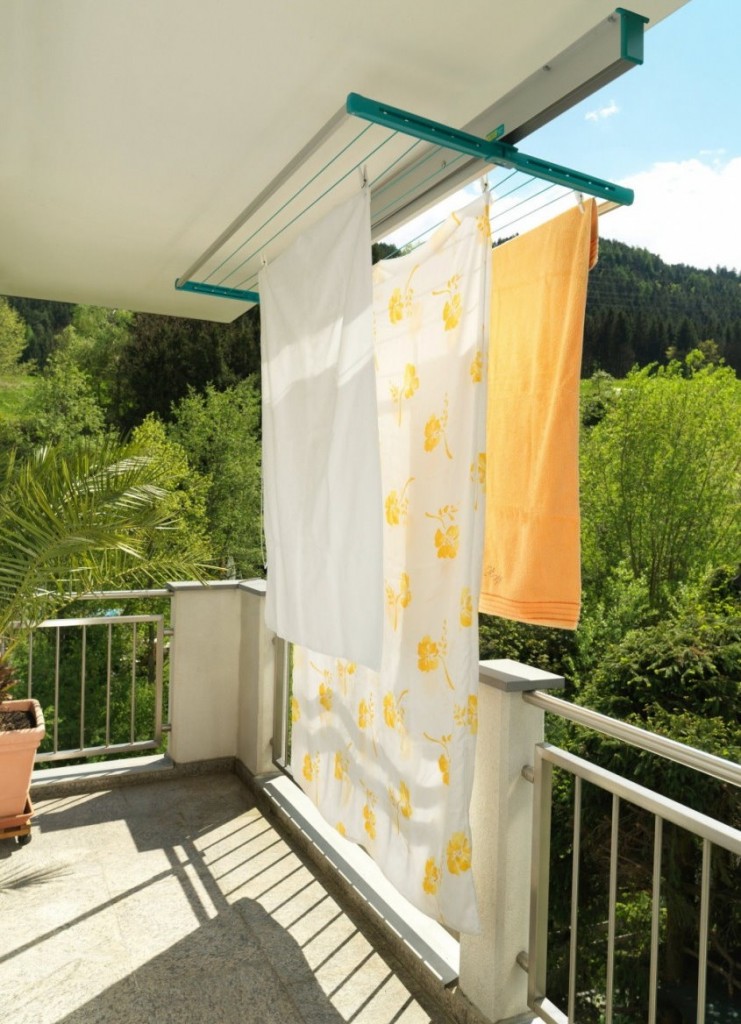Потолочная сушилка с бельем на открытом балконе