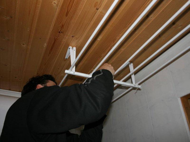 Крепление саморезами балконной сушилки на потолке