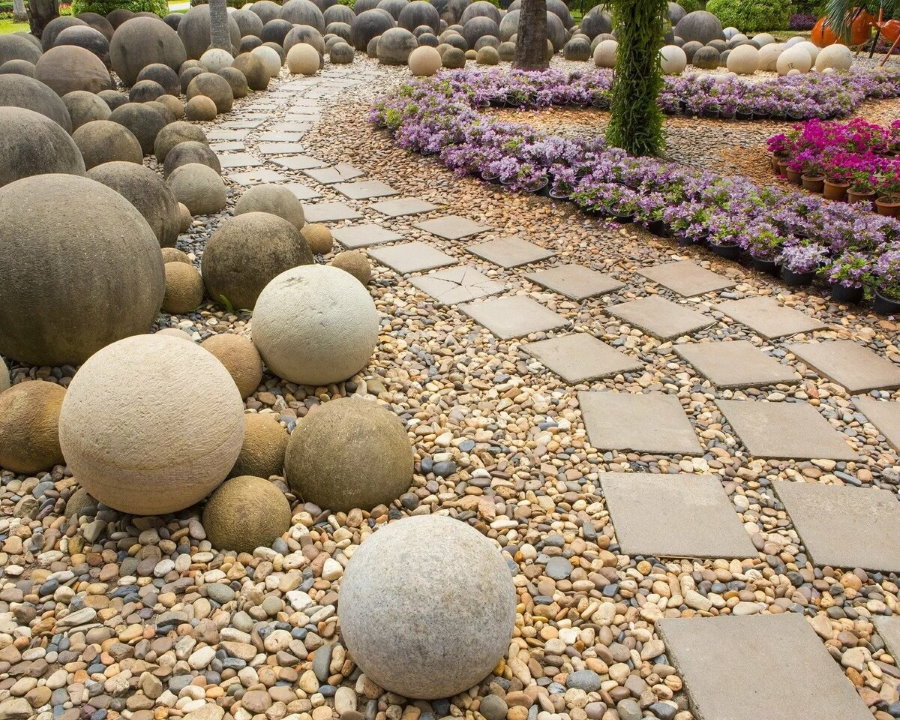 Круглые камни речной породы на загородном участке