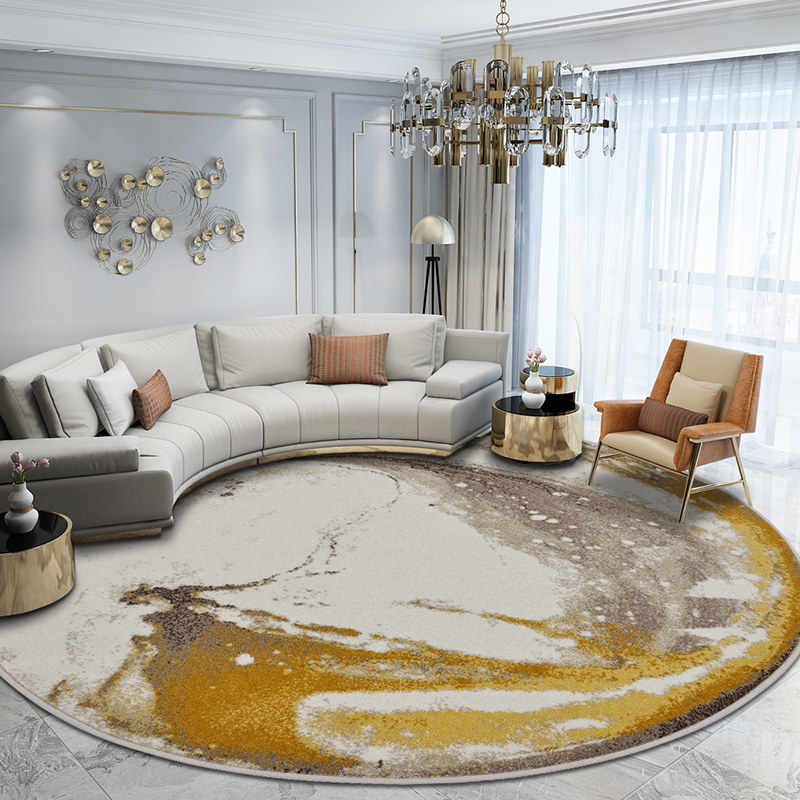 Дугообразный диван в гостиной с круглым ковром