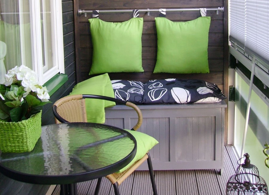 Столик с диванчиком на балконе с ПВХ-окнами