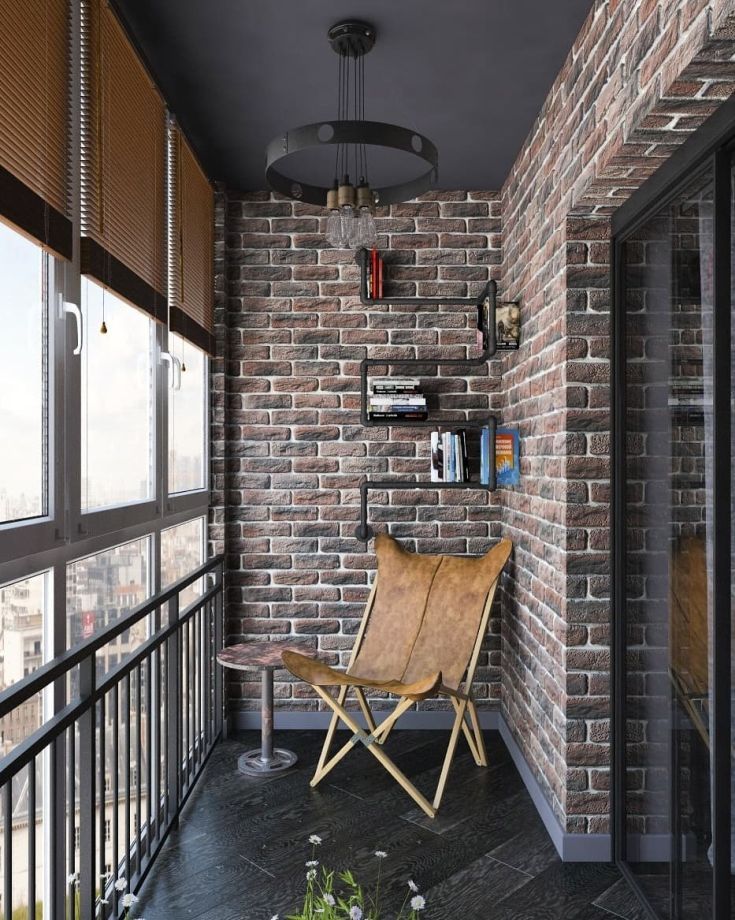 Складной стульчик на балконе в индустриальном стиле