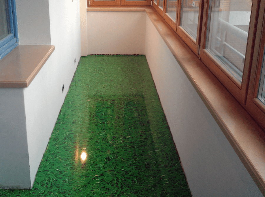 3D наливной пол на балконе с имитацией зеленой травы