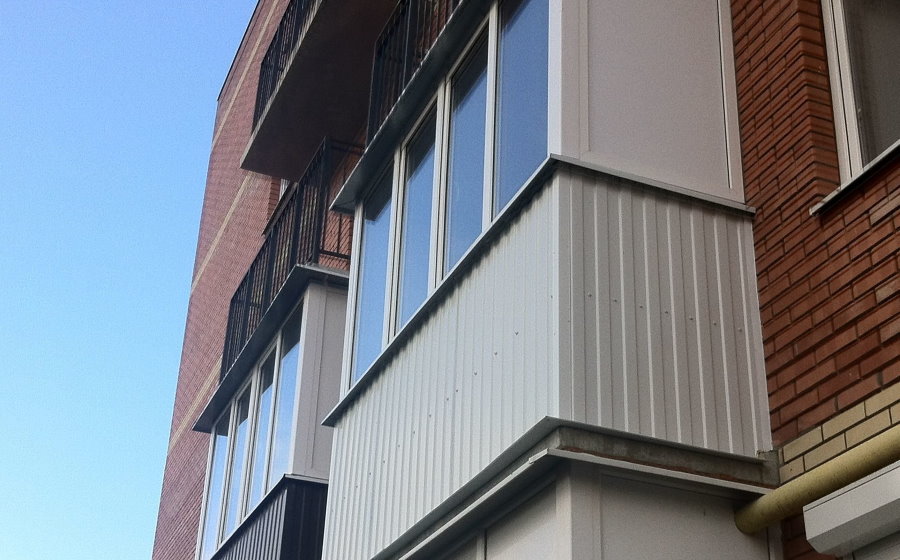 Наружная обшивка балкона профилированным листом