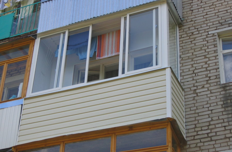 Обшивка ПВХ-сайдингом балкона на кирпичной многоэтажке