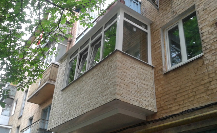Внешняя отделка балкона искусственным камнем