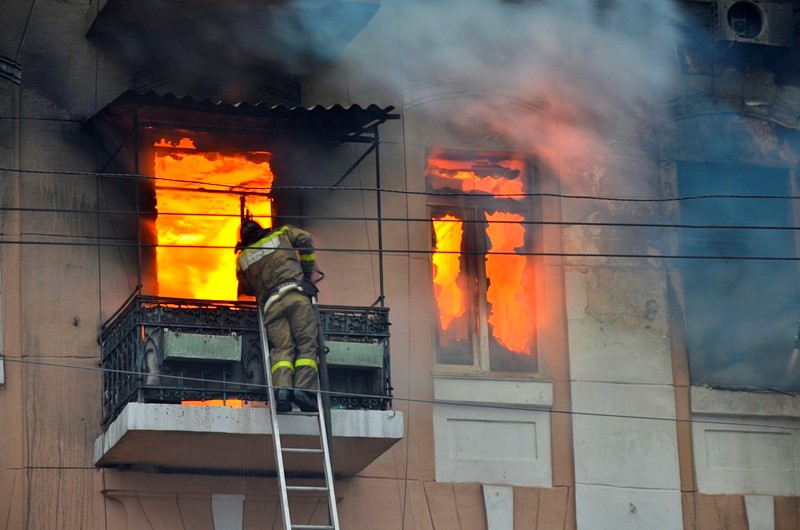 Причины возникновения пожара в квартире, и что необходимо предпринять, если случилась чрезвычайная ситуация