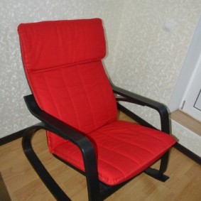 Красная обивка кресла полумягкого типа