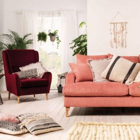 Розовый диван на деревянных ножках