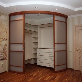 Радиусный угловой шкаф в качестве гардероба