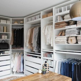 Хранение вещей и одежды в гардеробной комнате
