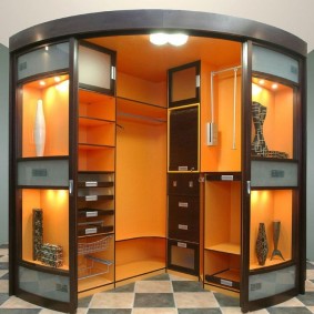 Радиусный шкаф в роли гардеробной комнаты