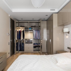 Хранение вещей и одежды в современной спальне