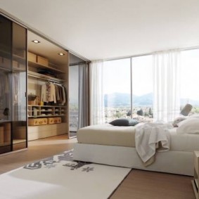 Светлая спальня с панорамным окном