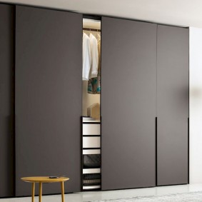 Серый шкаф в стиле минимализма