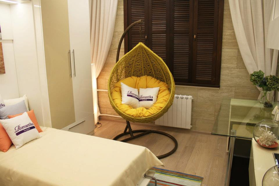 Подвесное кресло на стойке в маленькой спальне