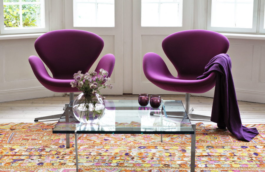 Фиолетовые кресла в эркере гостиной комнаты