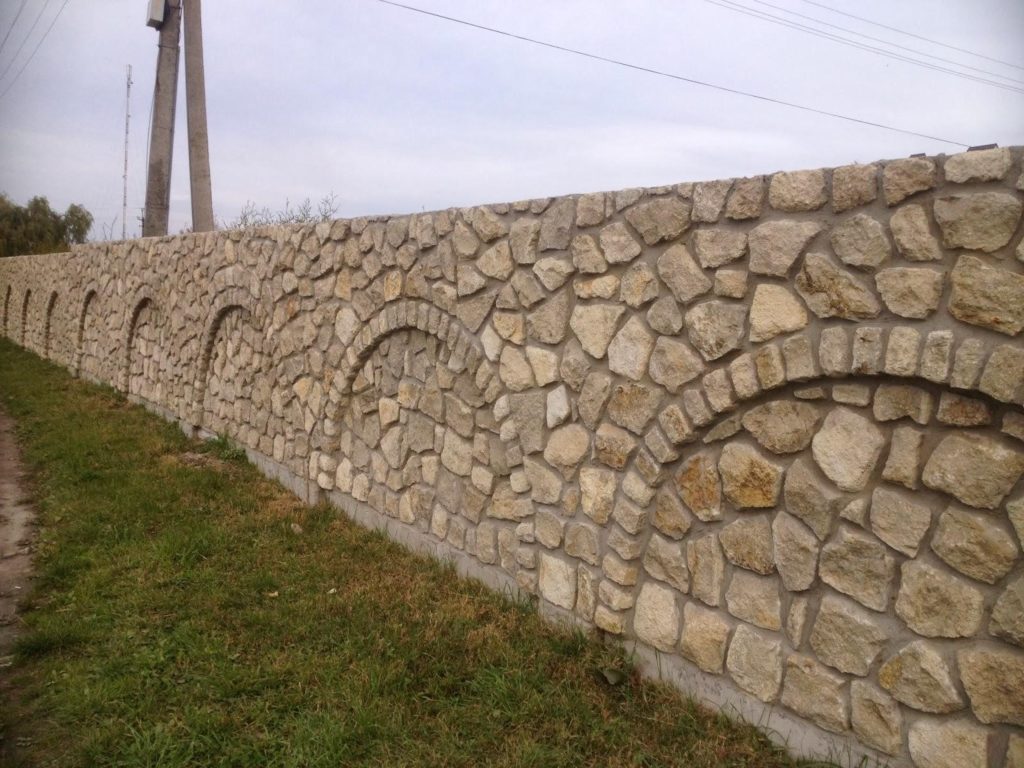 Как построить забор из камня: советы «бывалых»