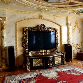 Декор телевизионной зоны в гостиной стиля барокко