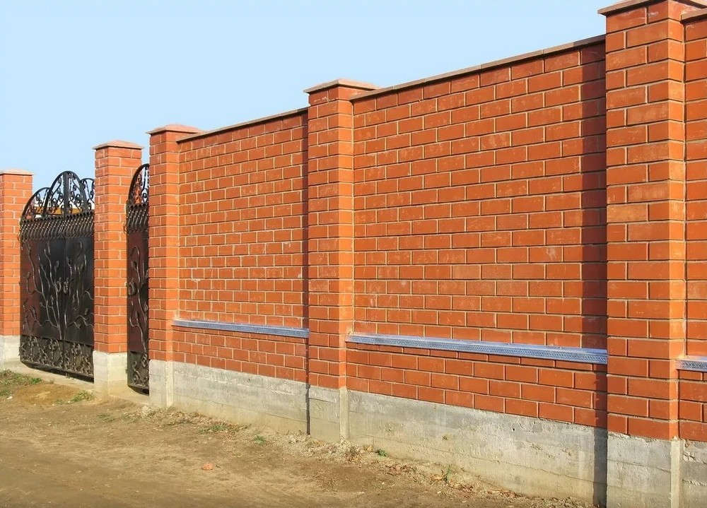 Кирпичный забор для участка: особенности установки и эксплуатации