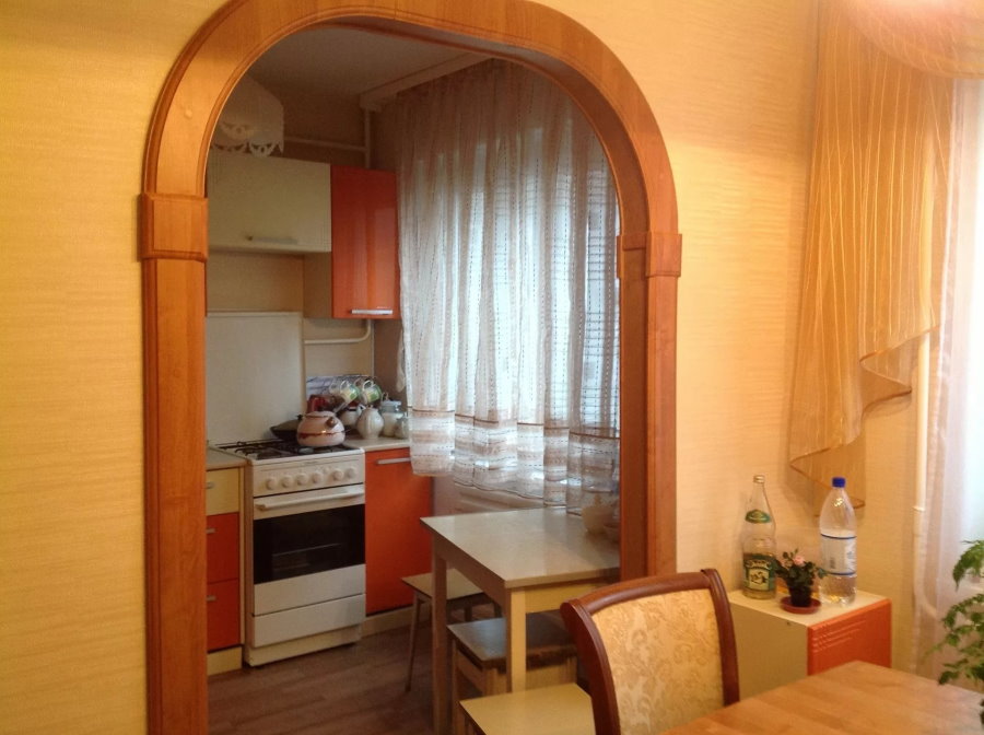 Деревянная отделка арки между гостиной и кухней