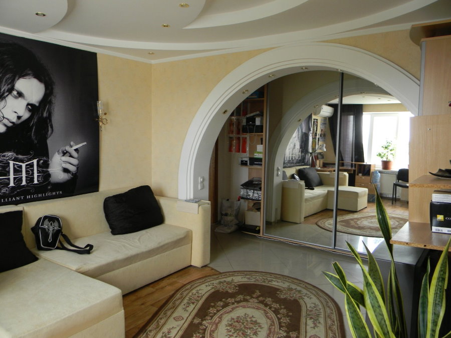 Асимметричная арка между коридором и гостиной комнатой