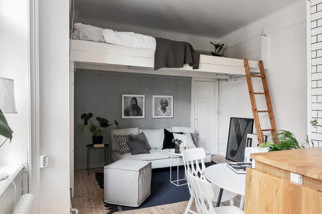 Кровать-чердак в квартире с высоким потолком