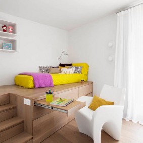 Кровать-матрас на деревянном подиуме