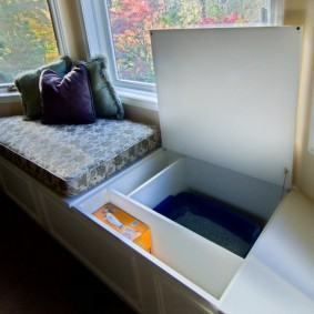 Ящик для вещей в диванчике под окном
