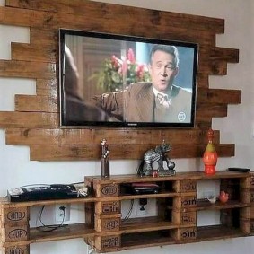 Панно для телевизора из деревянных поддонов
