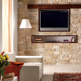 Декор камнем стены с телевизором