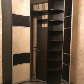 Радиусный шкаф с распашными дверями