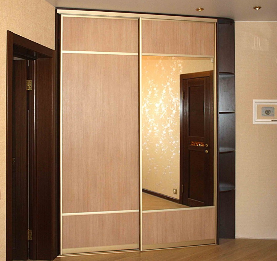 Диагональный шкаф с раздвижными дверками в коридоре