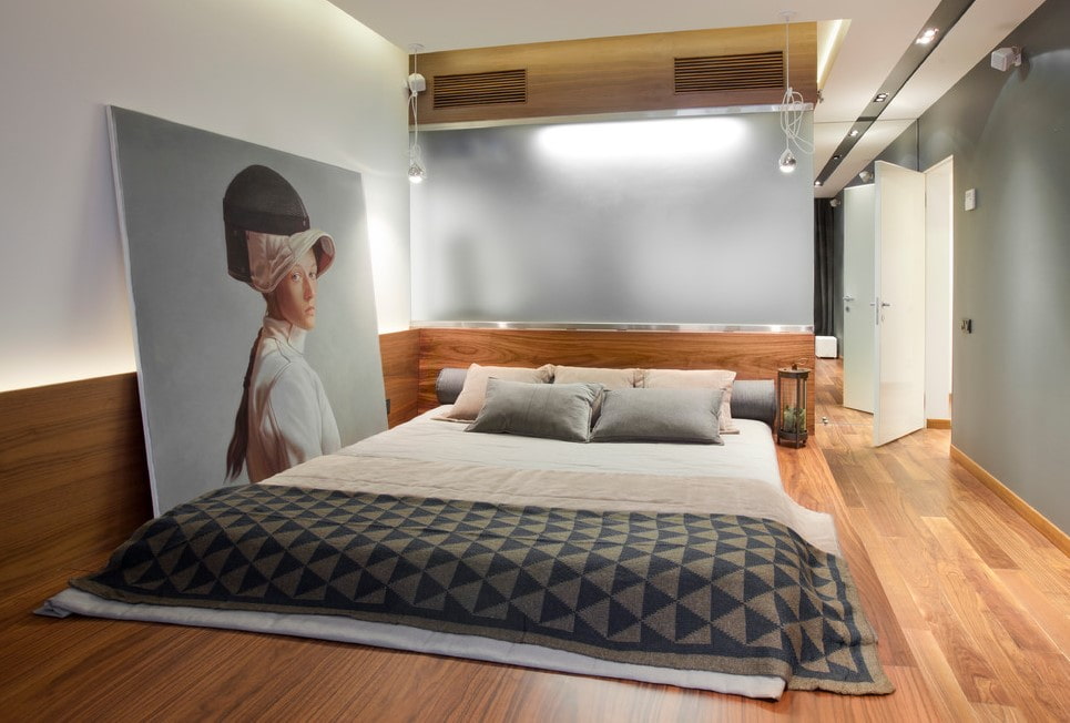 Низкая кровать в спальне современного стиля